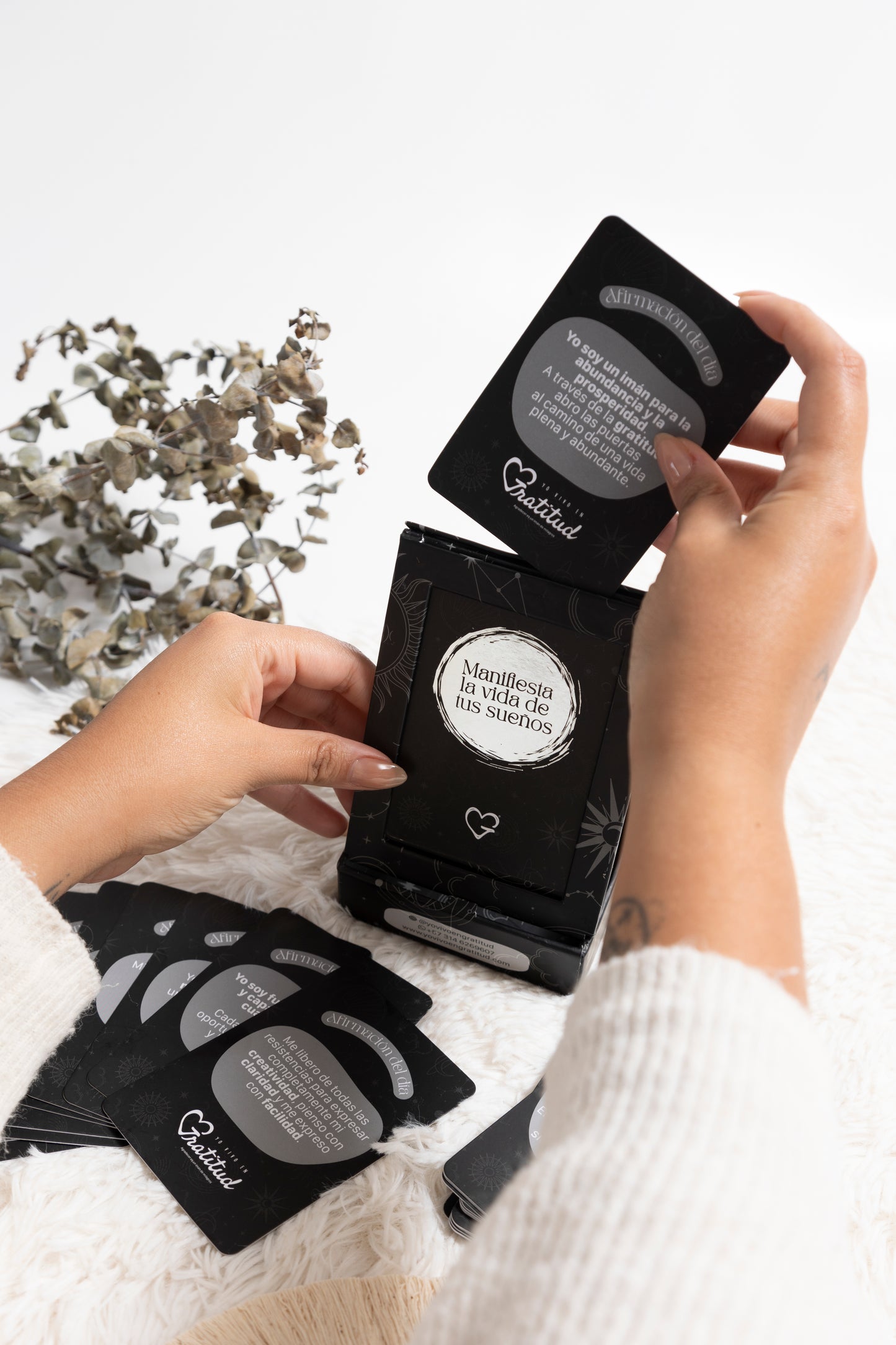 Oráculo Manifestación 💛 – Afirmaciones para Crear la Vida que Deseas