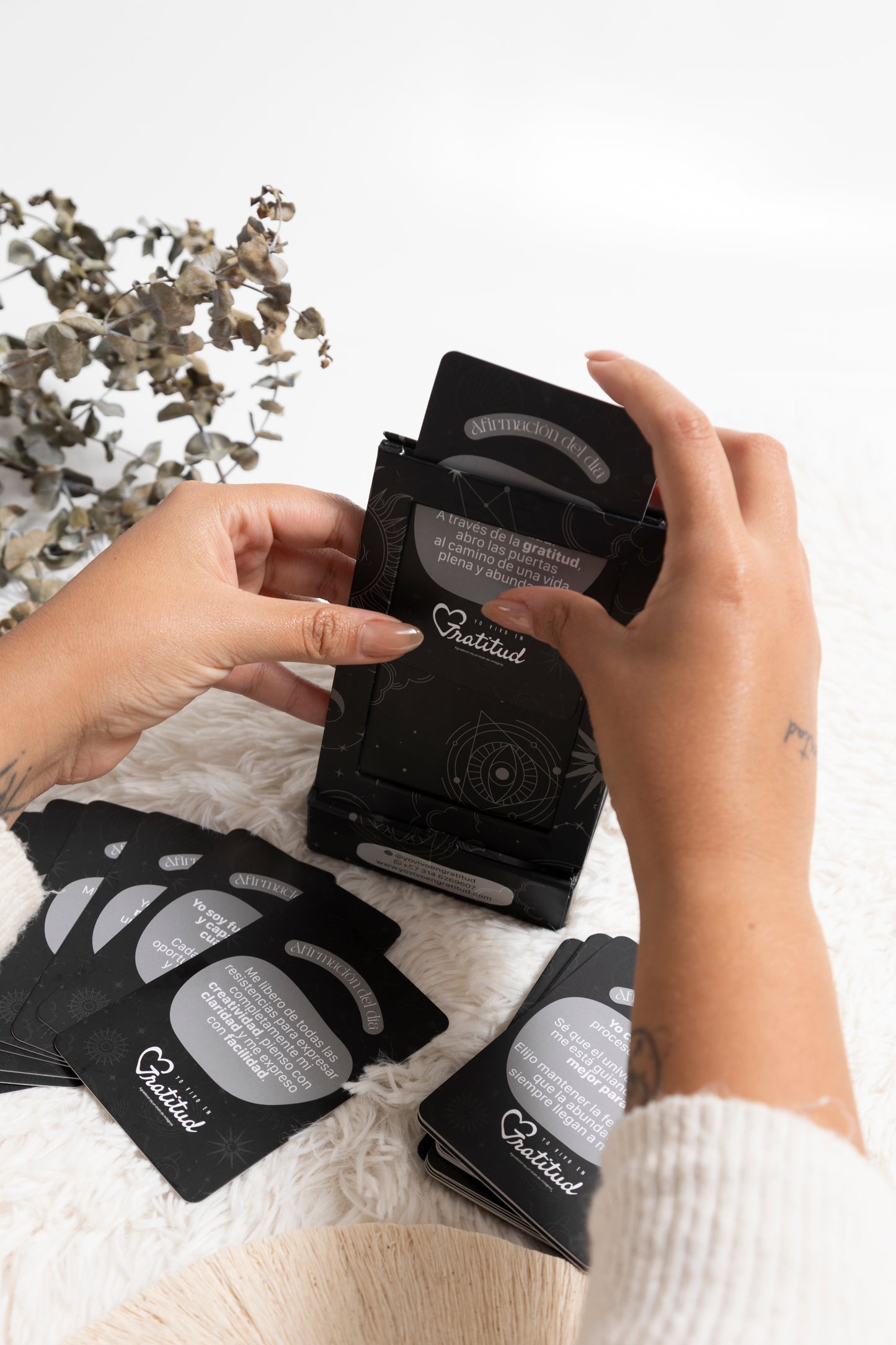 Oráculo Manifestación 💛 – Afirmaciones para Crear la Vida que Deseas