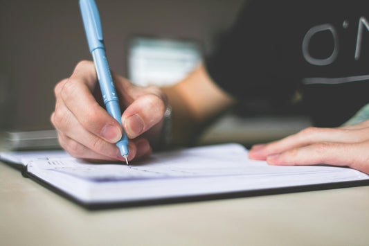 Escribir para Manifestar: Un Ritual Sencillo para Cerrar Ciclos ✨